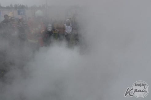 Поиск пострадавших в задымленном помещении и тушение пожара – «Один день со спасателями» в Вилейском районе (ФОТО)