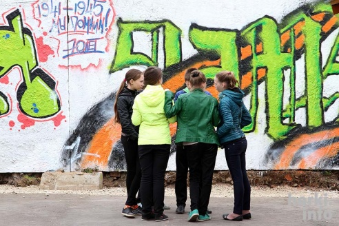 В Горках граффитисты разрисовали стену в честь Победы