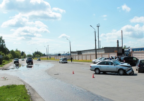 В Барановичах в ДТП автомобиль вылетел с проезжей части