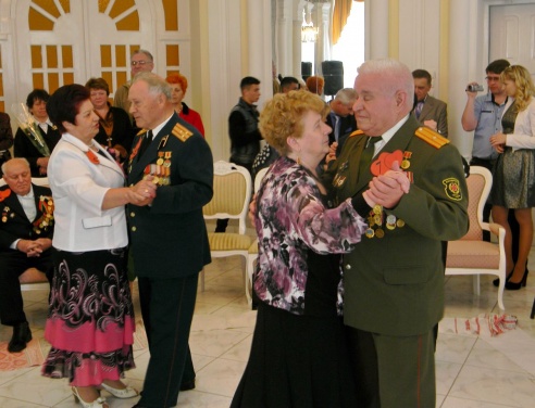 В Барановичском ЗАГСе чествовали семейные пары ветеранов