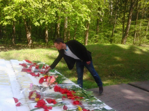 Барановичские автомобилисты возложили венки в памятных местах города