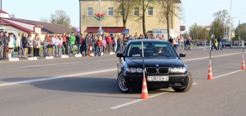 В рамках Дня Победы в Лиозно автолюбители «померились» навыками вождения