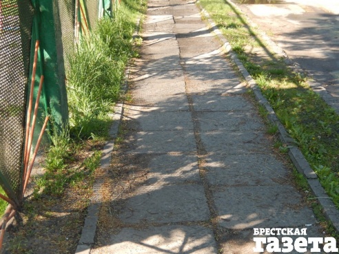 Брестская улица, названная в честь освободителя города, имеет вид всеми позабытой