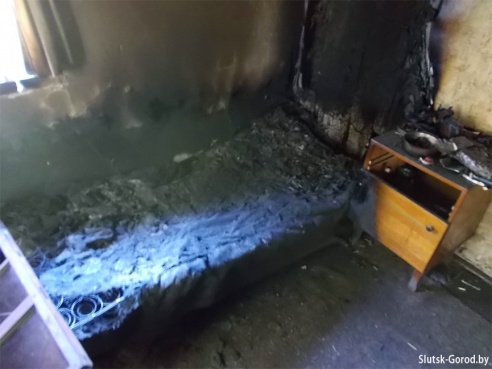 Пожар в нежилом доме в деревне Чаплицы: из-за неосторожности при курении погиб безработный