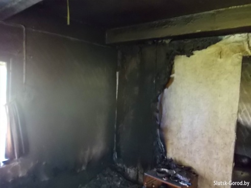 Пожар в нежилом доме в деревне Чаплицы: из-за неосторожности при курении погиб безработный