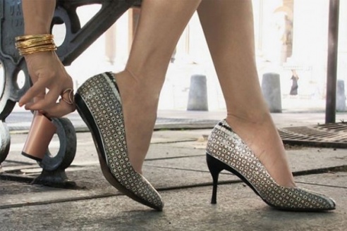 Женскую мечту воплотили в жизнь: парижский дизайнер создала туфли со съемным каблуком 