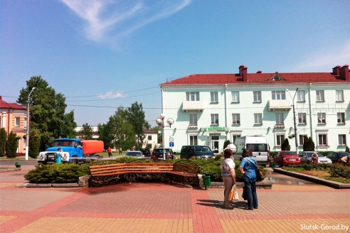 Музыкант, скамейки, улицы и другие фотофакты недавнего благоустройства Слуцка