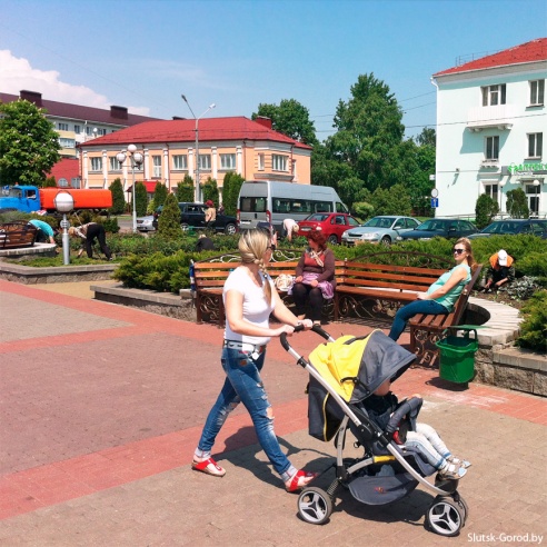 Музыкант, скамейки, улицы и другие фотофакты недавнего благоустройства Слуцка