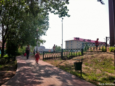 Музыкант, скамейки, улицы и другие фотофакты недавнего благоустройства Слуцка