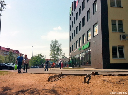 Музыкант, скамейки, улицы и другие фотофакты недавнего благоустройства Слуцка