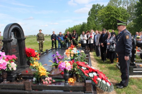 В Барановичском районе поставили памятник сотруднику ГАИ, погибшему год назад в Минске