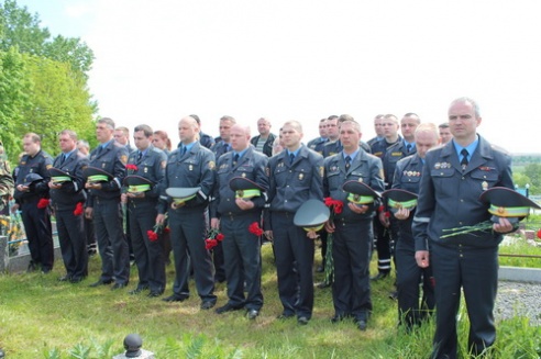 В Барановичском районе поставили памятник сотруднику ГАИ, погибшему год назад в Минске