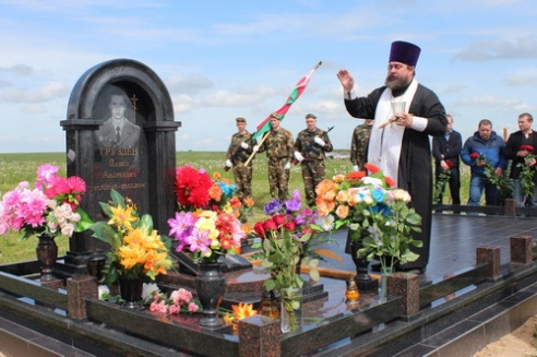 В Барановичском районе поставили памятник сотруднику ГАИ, погибшему год назад в Минске