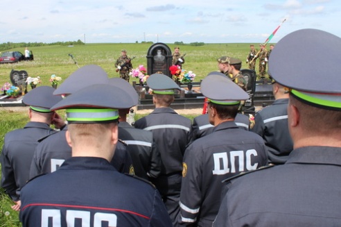 В Барановичском районе поставили памятник сотруднику ГАИ, погибшему год назад в Минске