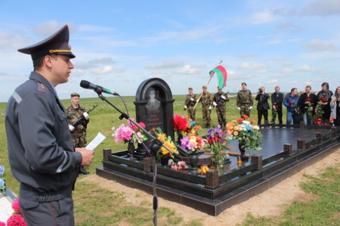 В Барановичском районе поставили памятник сотруднику ГАИ, погибшему год назад в Минске