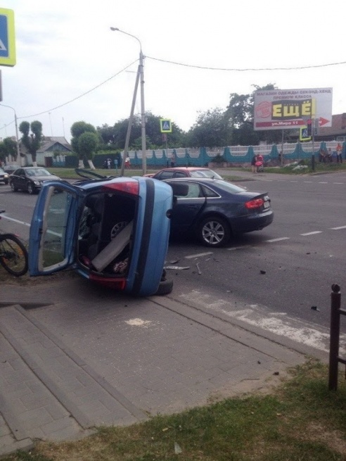 Опять левый поворот: на перекрестке Citroen не пропустил Audi и от удара опрокинулся (фото)