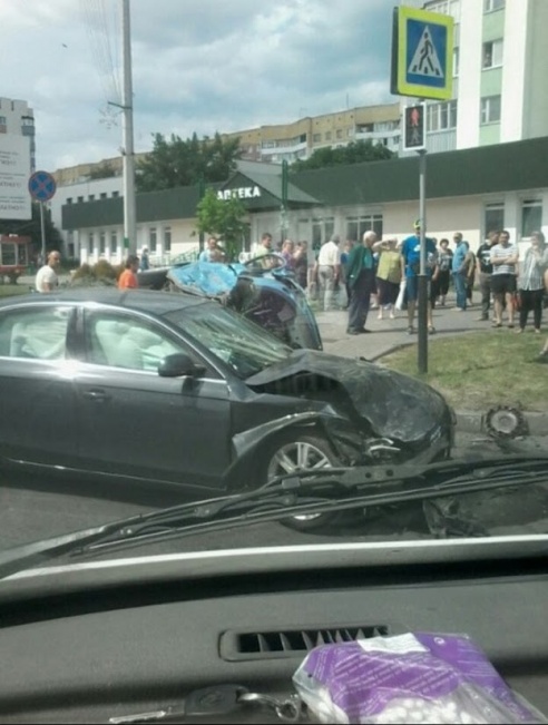 Опять левый поворот: на перекрестке Citroen не пропустил Audi и от удара опрокинулся (фото)