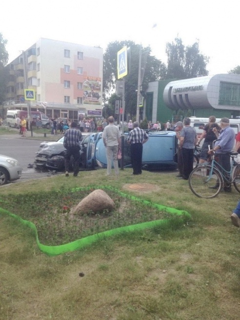 Опять левый поворот: на перекрестке Citroen не пропустил Audi и от удара опрокинулся (фото)