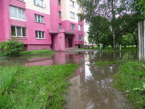 В Барановичах двор на улице Профессиональной после дождя превратился в маленькую Венецию