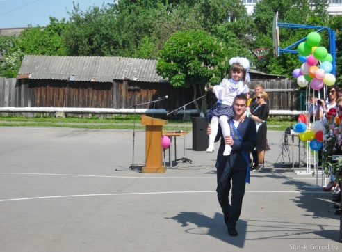 В школах Слуцка прозвенел последний звонок