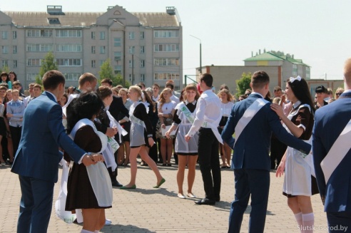 В школах Слуцка прозвенел последний звонок
