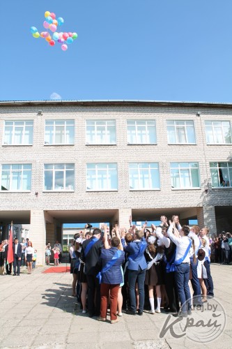 Слезы выпускников и улыбки первоклашек. В Вилейке для 11-классников прозвенел последний звонок (ФОТО)