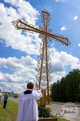 ФОТО- и ВИДЕОФАКТ: В Глубоком на въезде в город 31 мая освятили крест