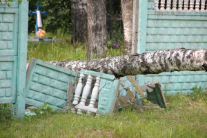 Сильный ураган, в минувшее воскресенье, 19 апреля устроил погром на улицах агрогородка Белая Дуброва Костюковичского района (+ фото, видео)