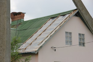 Сильный ураган, в минувшее воскресенье, 19 апреля устроил погром на улицах агрогородка Белая Дуброва Костюковичского района (+ фото, видео)