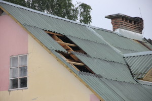 Сильный ураган, в минувшее воскресенье, 19 апреля устроил погром на улицах агрогородка Белая Дуброва Костюковичского района (+ фото, видео)