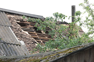 Сильный ураган, в минувшее воскресенье, 19 апреля устроил погром на улицах агрогородка Белая Дуброва Костюковичского района (+ фото, видео)