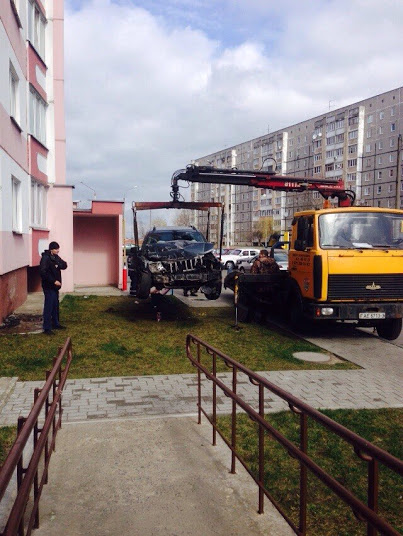 Почему «Джип Чероки» въехал в стену многоэтажки на Сельмаше установить не удалось, уголовное дело закрыто