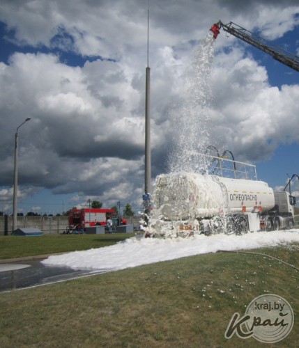 Вилейские спасатели «тушили» бензовоз на складах нефтепродуктов (ФОТО)