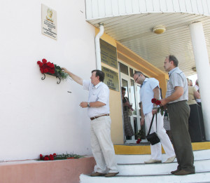 Сегодня в Костюковичах прошла церемония открытия памятной доски Басу Степану Ивановичу (+ фото)