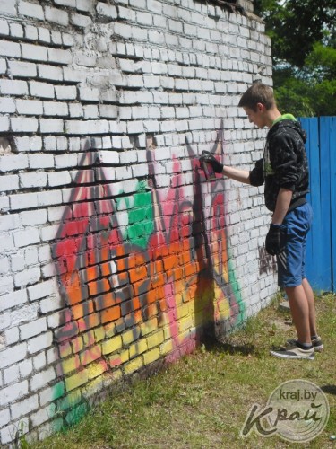 На День молодежи в Вилейке учащиеся разрисовали стену бывшего тира (ФОТО)