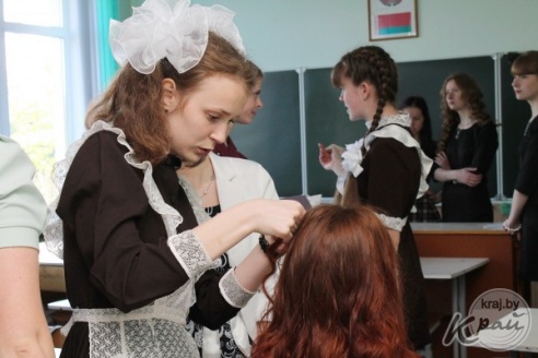 Слезы выпускников и улыбки первоклашек. В Вилейке для 11-классников прозвенел последний звонок (ФОТО)