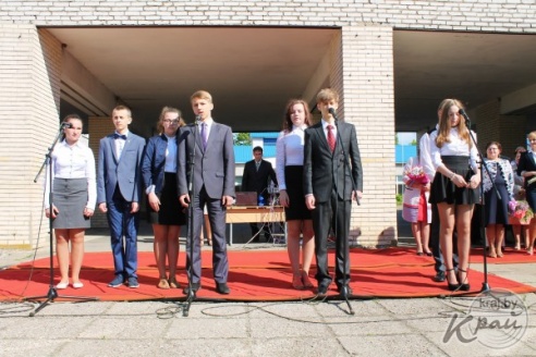 Слезы выпускников и улыбки первоклашек. В Вилейке для 11-классников прозвенел последний звонок (ФОТО)