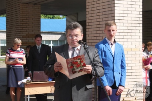 Слезы выпускников и улыбки первоклашек. В Вилейке для 11-классников прозвенел последний звонок (ФОТО)