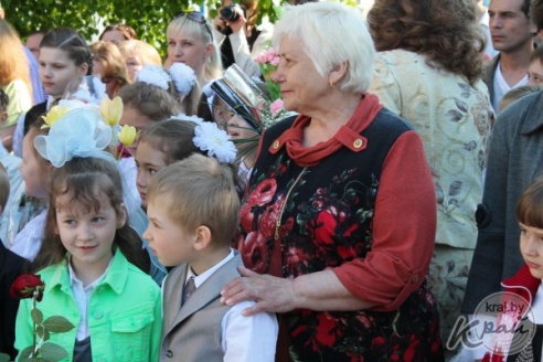 Слезы выпускников и улыбки первоклашек. В Вилейке для 11-классников прозвенел последний звонок (ФОТО)