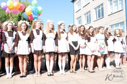 Слезы выпускников и улыбки первоклашек. В Вилейке для 11-классников прозвенел последний звонок (ФОТО)