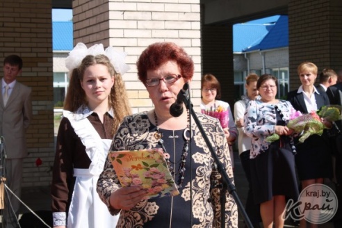 Слезы выпускников и улыбки первоклашек. В Вилейке для 11-классников прозвенел последний звонок (ФОТО)