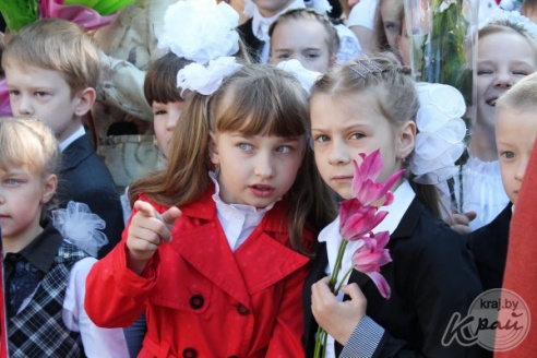 Слезы выпускников и улыбки первоклашек. В Вилейке для 11-классников прозвенел последний звонок (ФОТО)