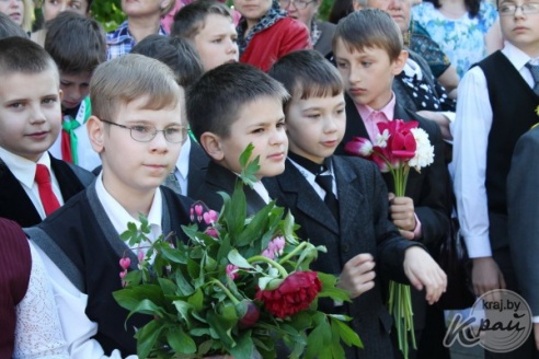 Слезы выпускников и улыбки первоклашек. В Вилейке для 11-классников прозвенел последний звонок (ФОТО)