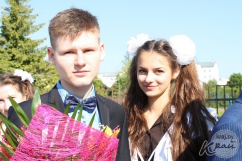 Слезы выпускников и улыбки первоклашек. В Вилейке для 11-классников прозвенел последний звонок (ФОТО)