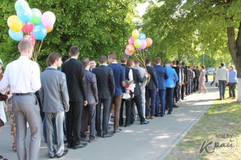 Слезы выпускников и улыбки первоклашек. В Вилейке для 11-классников прозвенел последний звонок (ФОТО)