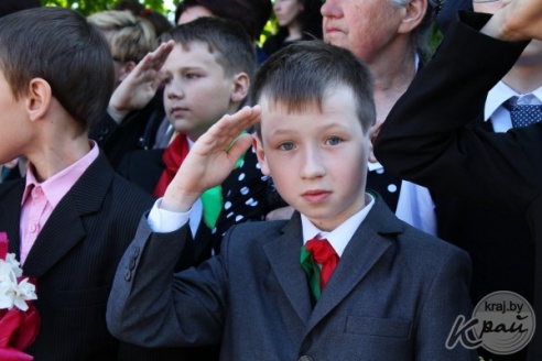 Слезы выпускников и улыбки первоклашек. В Вилейке для 11-классников прозвенел последний звонок (ФОТО)