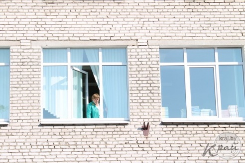 Слезы выпускников и улыбки первоклашек. В Вилейке для 11-классников прозвенел последний звонок (ФОТО)