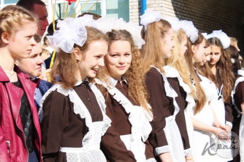 Слезы выпускников и улыбки первоклашек. В Вилейке для 11-классников прозвенел последний звонок (ФОТО)