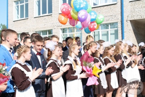 Слезы выпускников и улыбки первоклашек. В Вилейке для 11-классников прозвенел последний звонок (ФОТО)