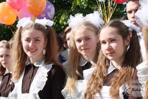 Слезы выпускников и улыбки первоклашек. В Вилейке для 11-классников прозвенел последний звонок (ФОТО)